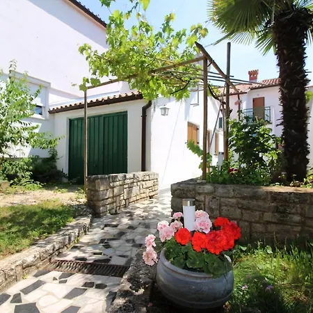 Holiday home Strandnahes Lavanda Mit Schoenem Garten Porec